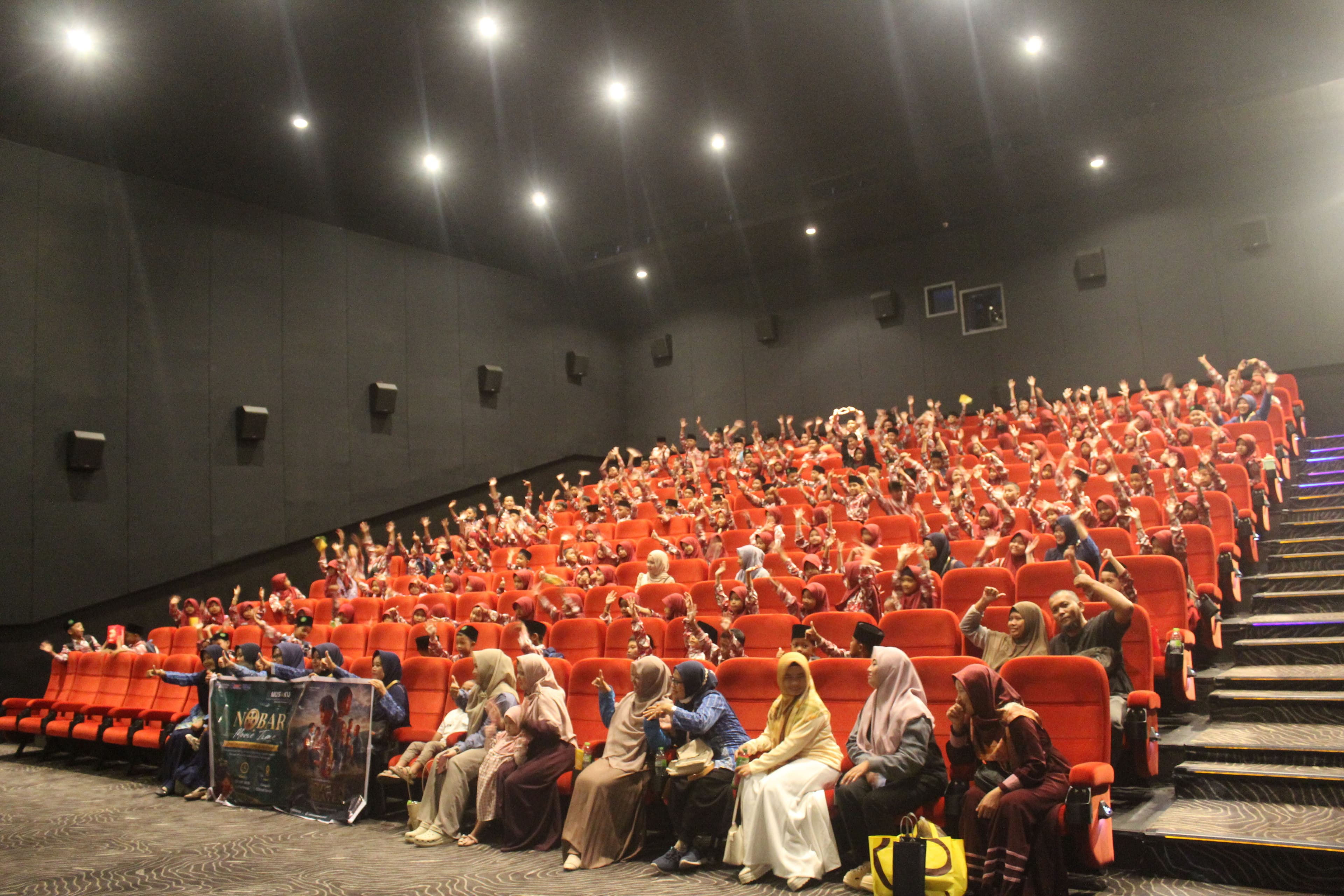 Nonton Bareng Film Children of Heaven, SD Muhammadiyah Sampit Tanamkan Nilai Karakter Melalui Film Inspiratif